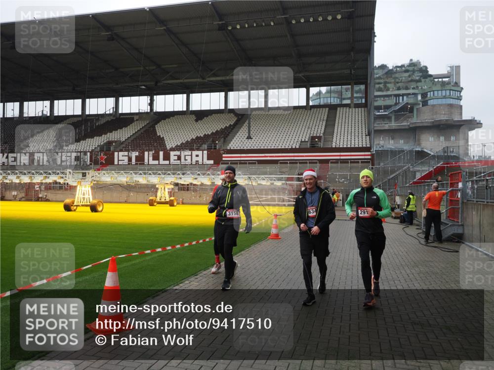 07.12.2025 - St. Pauli X-Mass-Run No. 15 Fabian Wolf http://msf.ph/oto/9417510 07.12.2025 11:18:34 Ziel 2045, 2918, 3138, 3158, 3304, 3634, 3636 meine-sportfotos.de