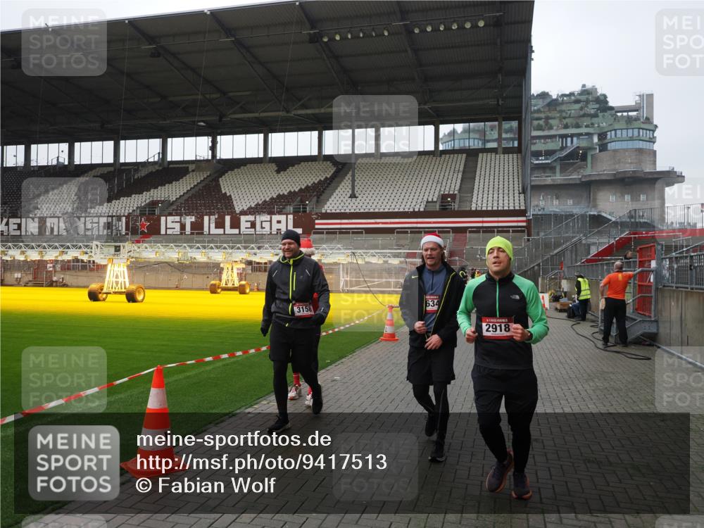 07.12.2025 - St. Pauli X-Mass-Run No. 15 Fabian Wolf http://msf.ph/oto/9417513 07.12.2025 11:18:35 Ziel 2045, 2918, 3138, 3158, 3304, 3634, 3636 meine-sportfotos.de