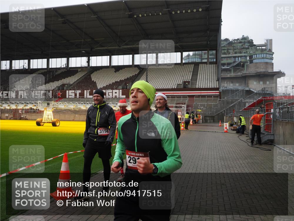 07.12.2025 - St. Pauli X-Mass-Run No. 15 Fabian Wolf http://msf.ph/oto/9417515 07.12.2025 11:18:36 Ziel 2045, 2918, 3138, 3158, 3634, 3636 meine-sportfotos.de