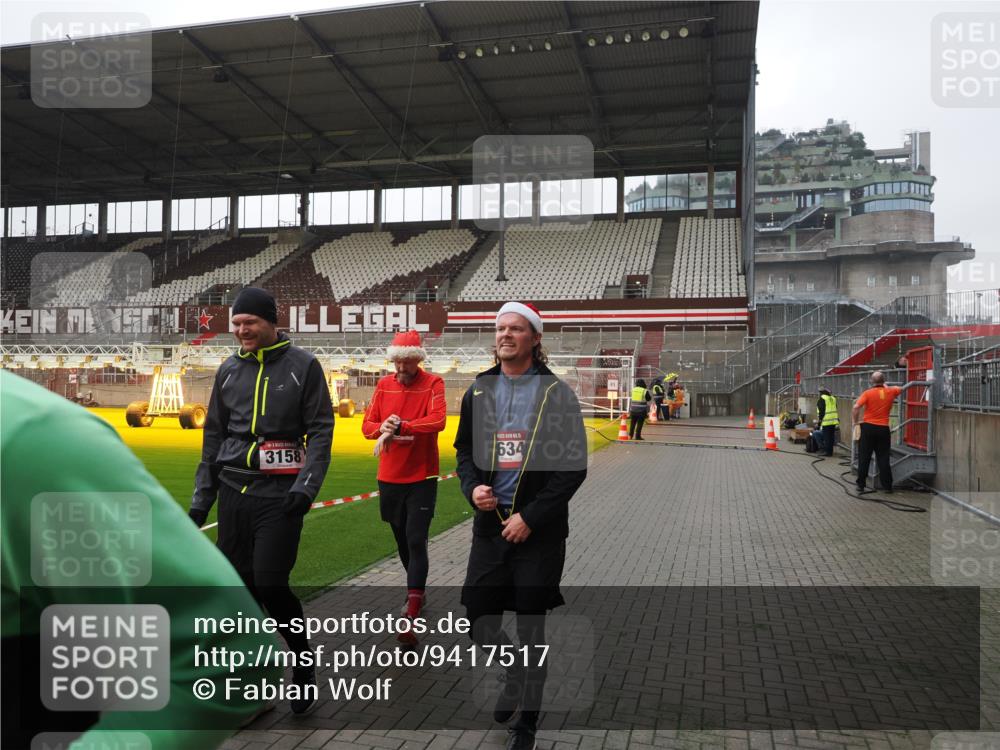 07.12.2025 - St. Pauli X-Mass-Run No. 15 Fabian Wolf http://msf.ph/oto/9417517 07.12.2025 11:18:36 Ziel 2045, 2918, 3138, 3158, 3634, 3636 meine-sportfotos.de
