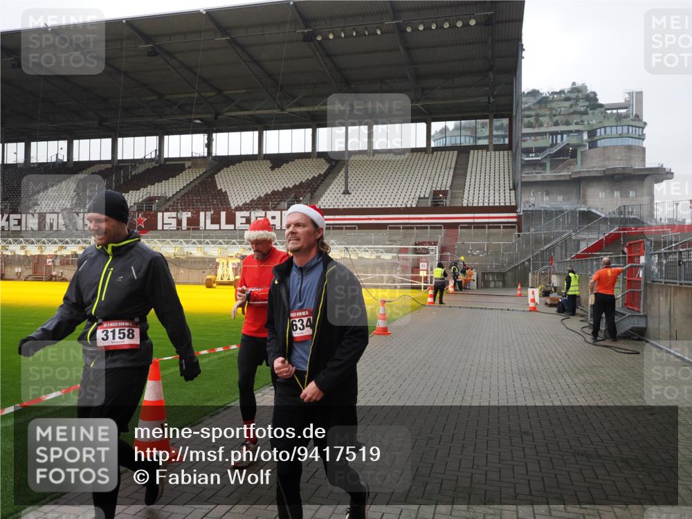 07.12.2025 - St. Pauli X-Mass-Run No. 15 Fabian Wolf http://msf.ph/oto/9417519 07.12.2025 11:18:36 Ziel 2045, 2918, 3138, 3158, 3634, 3636 meine-sportfotos.de
