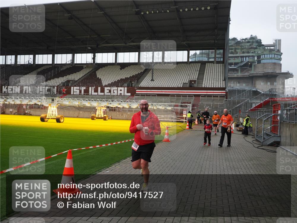 07.12.2025 - St. Pauli X-Mass-Run No. 15 Fabian Wolf http://msf.ph/oto/9417527 07.12.2025 11:18:52 Ziel 1109, 1322, 2064, 2067 meine-sportfotos.de
