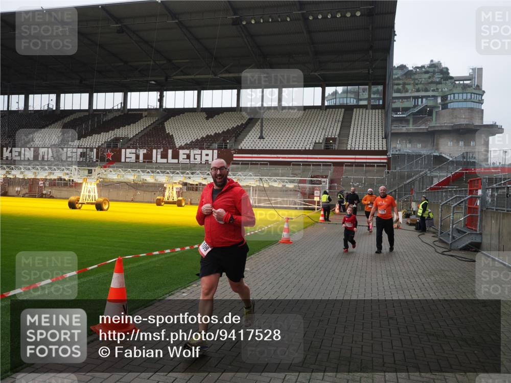 07.12.2025 - St. Pauli X-Mass-Run No. 15 Fabian Wolf http://msf.ph/oto/9417528 07.12.2025 11:18:52 Ziel 1109, 1322, 2064, 2067 meine-sportfotos.de