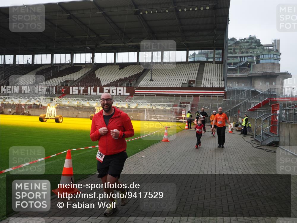07.12.2025 - St. Pauli X-Mass-Run No. 15 Fabian Wolf http://msf.ph/oto/9417529 07.12.2025 11:18:52 Ziel 1109, 1322, 2064, 2067 meine-sportfotos.de