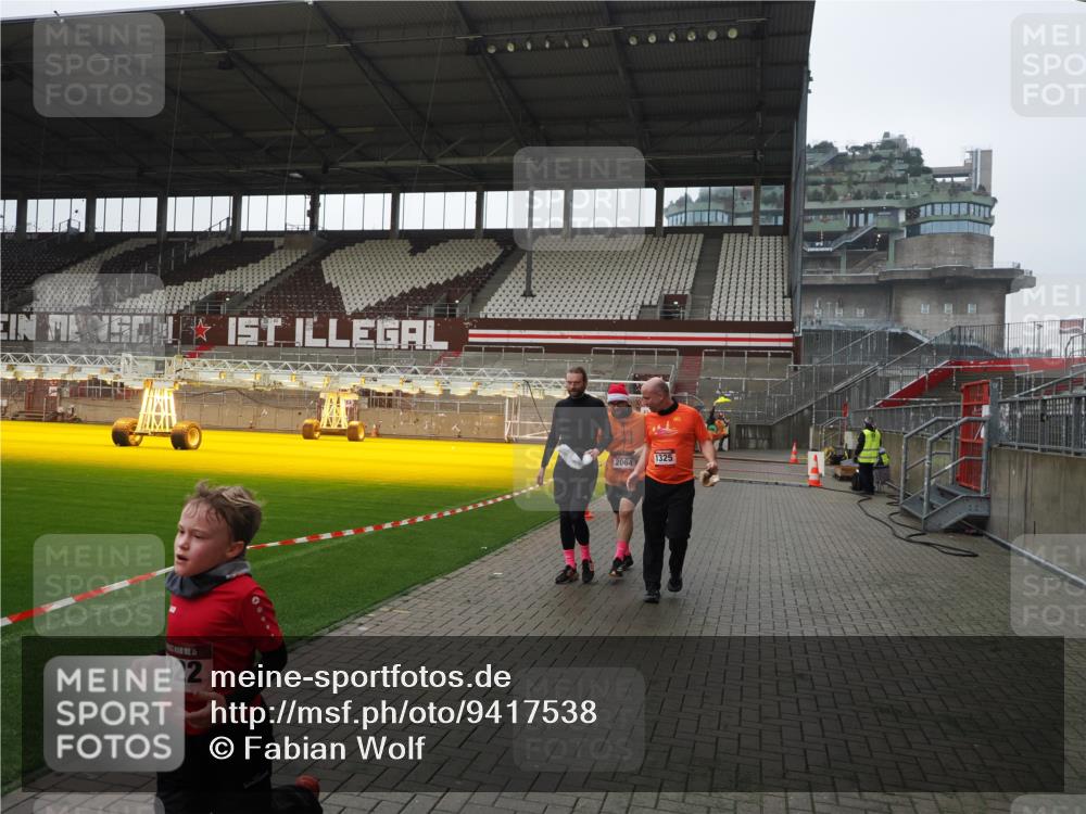 07.12.2025 - St. Pauli X-Mass-Run No. 15 Fabian Wolf http://msf.ph/oto/9417538 07.12.2025 11:18:55 Ziel 1109, 1322, 2064, 2067 meine-sportfotos.de