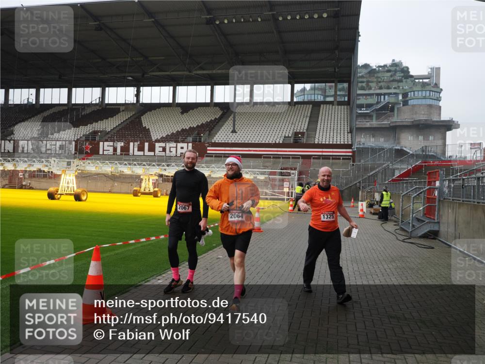 07.12.2025 - St. Pauli X-Mass-Run No. 15 Fabian Wolf http://msf.ph/oto/9417540 07.12.2025 11:18:57 Ziel 1109, 1322, 2064, 2067 meine-sportfotos.de