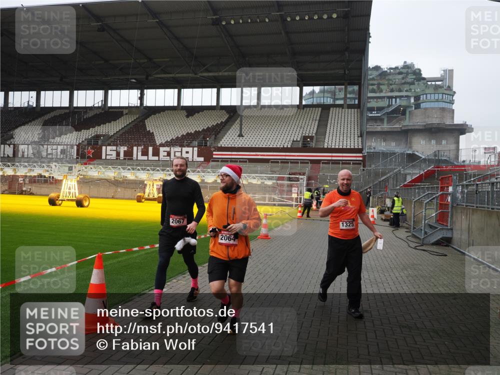 07.12.2025 - St. Pauli X-Mass-Run No. 15 Fabian Wolf http://msf.ph/oto/9417541 07.12.2025 11:18:57 Ziel 1109, 1322, 2064, 2067 meine-sportfotos.de