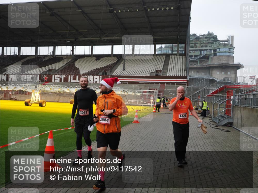 07.12.2025 - St. Pauli X-Mass-Run No. 15 Fabian Wolf http://msf.ph/oto/9417542 07.12.2025 11:18:57 Ziel 1109, 1322, 2064, 2067 meine-sportfotos.de