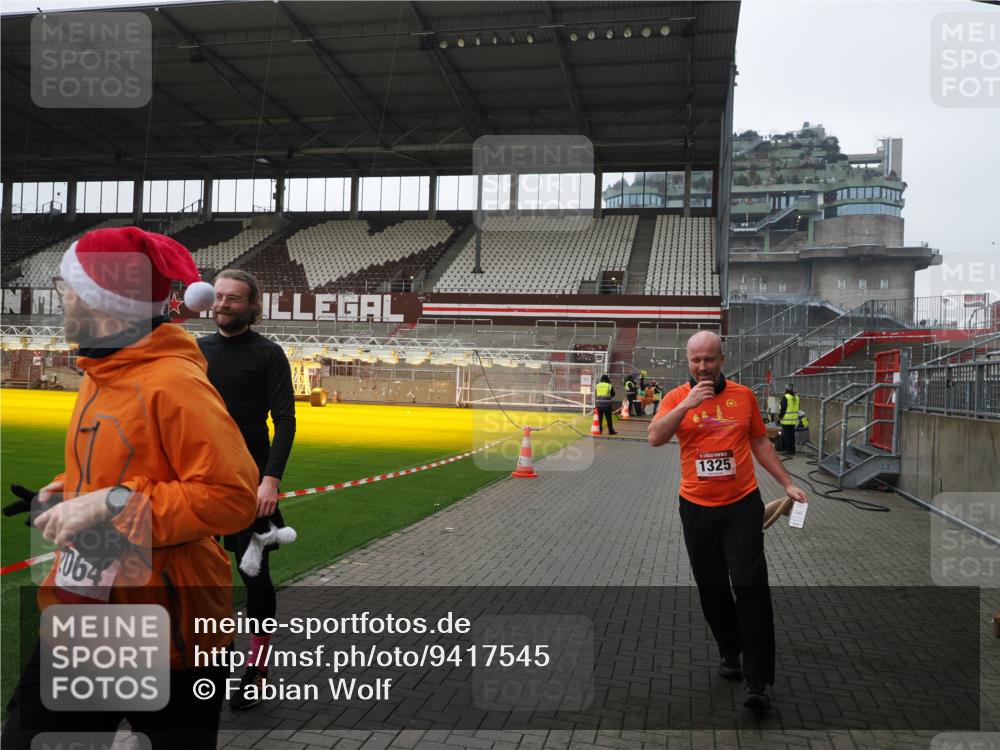 07.12.2025 - St. Pauli X-Mass-Run No. 15 Fabian Wolf http://msf.ph/oto/9417545 07.12.2025 11:18:58 Ziel 1109, 1322, 2064, 2067 meine-sportfotos.de