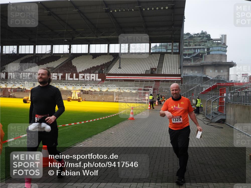 07.12.2025 - St. Pauli X-Mass-Run No. 15 Fabian Wolf http://msf.ph/oto/9417546 07.12.2025 11:18:58 Ziel 1109, 1322, 2064, 2067 meine-sportfotos.de