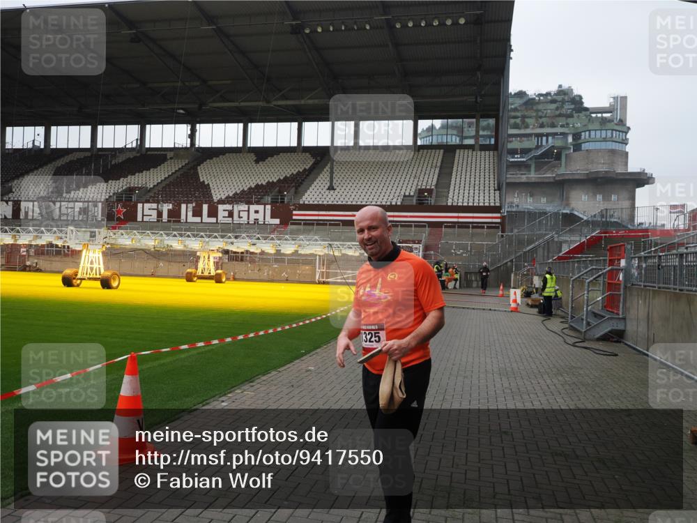 07.12.2025 - St. Pauli X-Mass-Run No. 15 Fabian Wolf http://msf.ph/oto/9417550 07.12.2025 11:18:59 Ziel 1109, 1322, 2064, 2067 meine-sportfotos.de