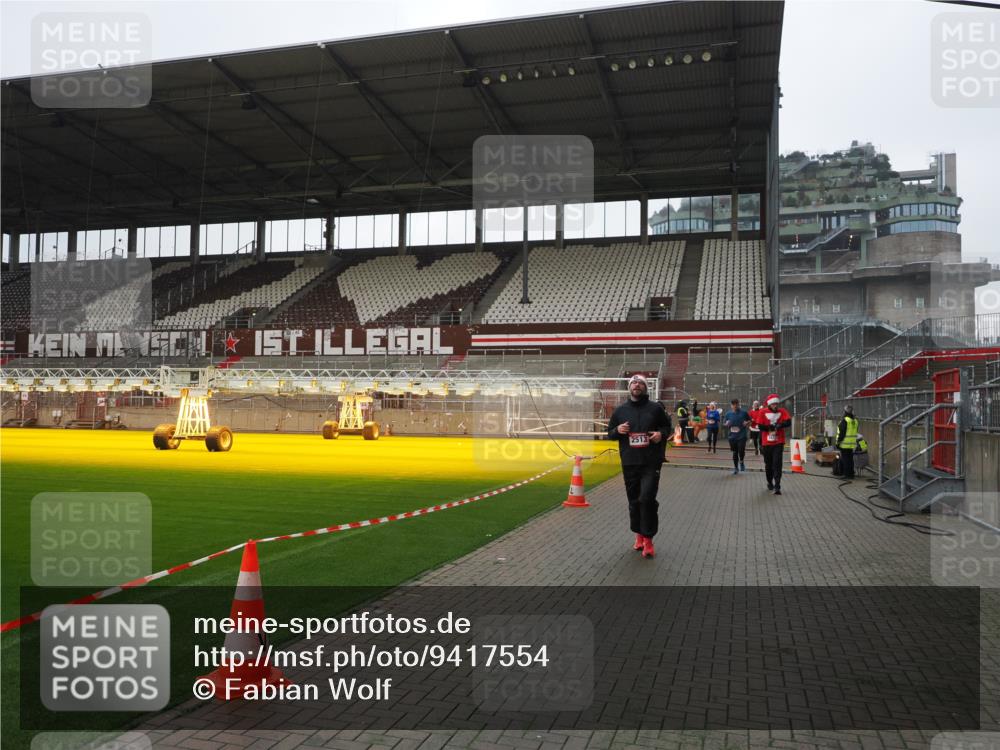 07.12.2025 - St. Pauli X-Mass-Run No. 15 Fabian Wolf http://msf.ph/oto/9417554 07.12.2025 11:19:07 Ziel 1322, 1617, 2064, 2067, 2597 meine-sportfotos.de