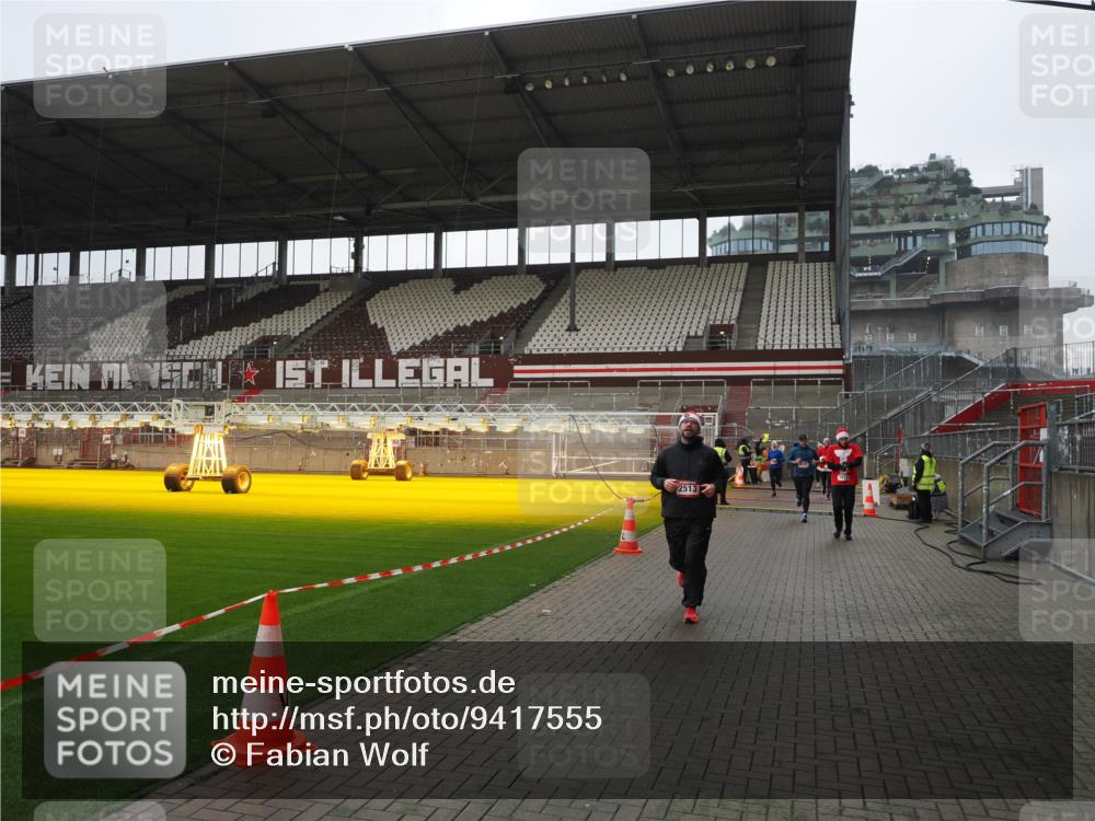 07.12.2025 - St. Pauli X-Mass-Run No. 15 Fabian Wolf http://msf.ph/oto/9417555 07.12.2025 11:19:07 Ziel 1322, 1617, 2064, 2067, 2597 meine-sportfotos.de