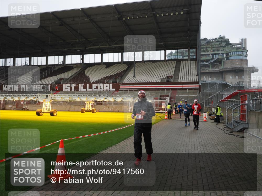 07.12.2025 - St. Pauli X-Mass-Run No. 15 Fabian Wolf http://msf.ph/oto/9417560 07.12.2025 11:19:08 Ziel 295, 302, 1617, 2064, 2067, 2597 meine-sportfotos.de