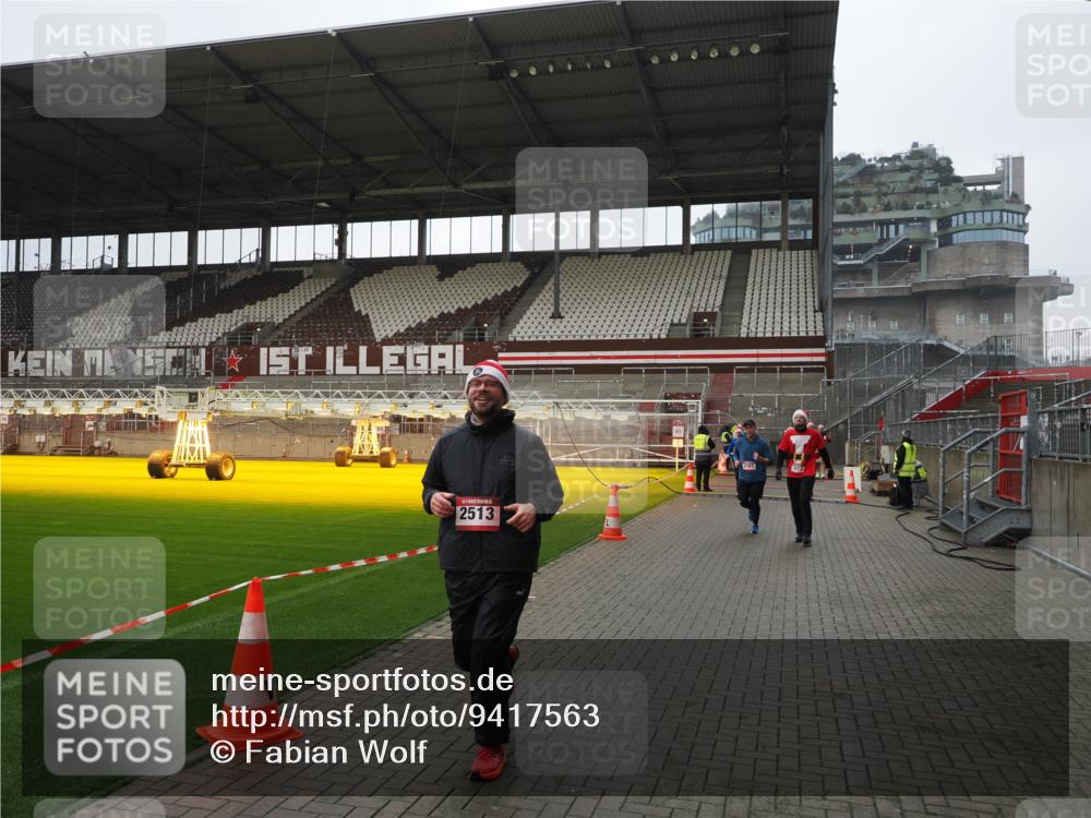 07.12.2025 - St. Pauli X-Mass-Run No. 15 Fabian Wolf http://msf.ph/oto/9417563 07.12.2025 11:19:09 Ziel 295, 302, 1617, 2064, 2067, 2597 meine-sportfotos.de