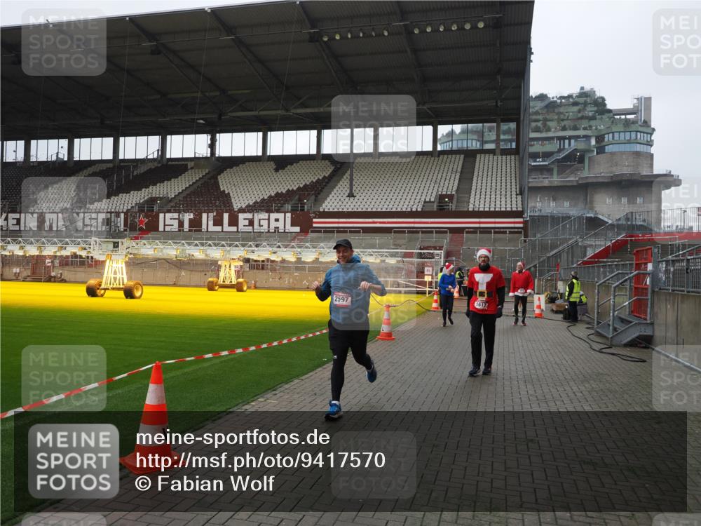 07.12.2025 - St. Pauli X-Mass-Run No. 15 Fabian Wolf http://msf.ph/oto/9417570 07.12.2025 11:19:11 Ziel 295, 302, 1617, 2597, 2788, 3205 meine-sportfotos.de