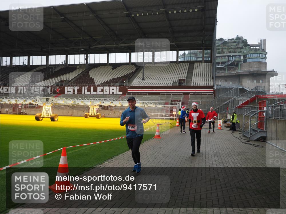 07.12.2025 - St. Pauli X-Mass-Run No. 15 Fabian Wolf http://msf.ph/oto/9417571 07.12.2025 11:19:12 Ziel 295, 302, 1617, 2597, 2788, 3205 meine-sportfotos.de
