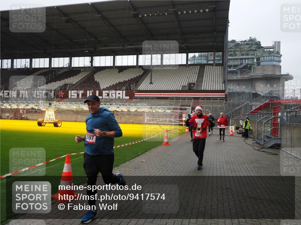 07.12.2025 - St. Pauli X-Mass-Run No. 15 Fabian Wolf http://msf.ph/oto/9417574 07.12.2025 11:19:12 Ziel 295, 302, 1617, 2597, 2788, 3205 meine-sportfotos.de