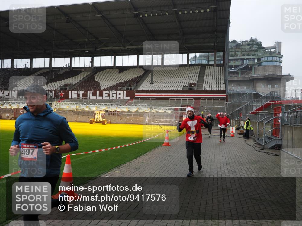 07.12.2025 - St. Pauli X-Mass-Run No. 15 Fabian Wolf http://msf.ph/oto/9417576 07.12.2025 11:19:13 Ziel 295, 302, 1617, 2597, 2788, 3205 meine-sportfotos.de