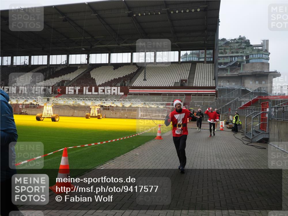07.12.2025 - St. Pauli X-Mass-Run No. 15 Fabian Wolf http://msf.ph/oto/9417577 07.12.2025 11:19:13 Ziel 295, 302, 1617, 2597, 2788, 3205 meine-sportfotos.de
