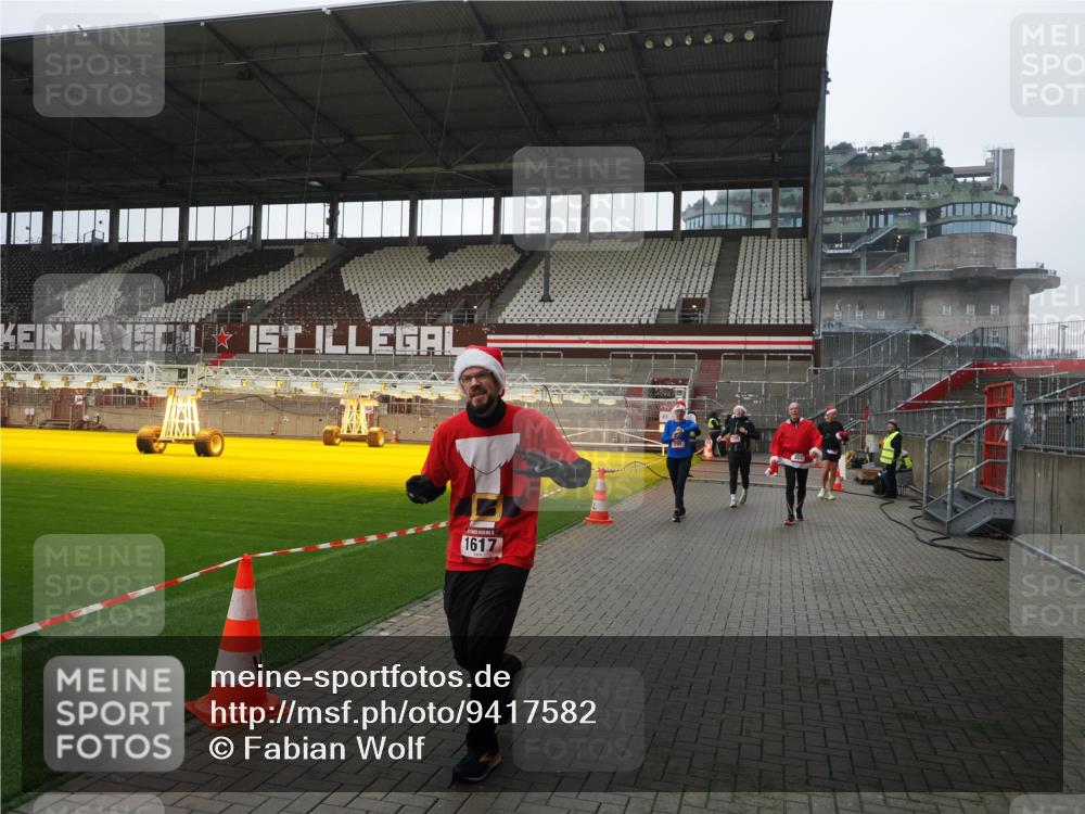 07.12.2025 - St. Pauli X-Mass-Run No. 15 Fabian Wolf http://msf.ph/oto/9417582 07.12.2025 11:19:14 Ziel 295, 302, 1617, 2597, 2788, 3205 meine-sportfotos.de