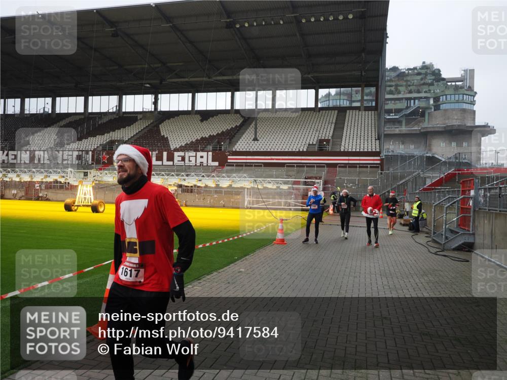 07.12.2025 - St. Pauli X-Mass-Run No. 15 Fabian Wolf http://msf.ph/oto/9417584 07.12.2025 11:19:14 Ziel 295, 302, 1617, 2597, 2788, 3205 meine-sportfotos.de