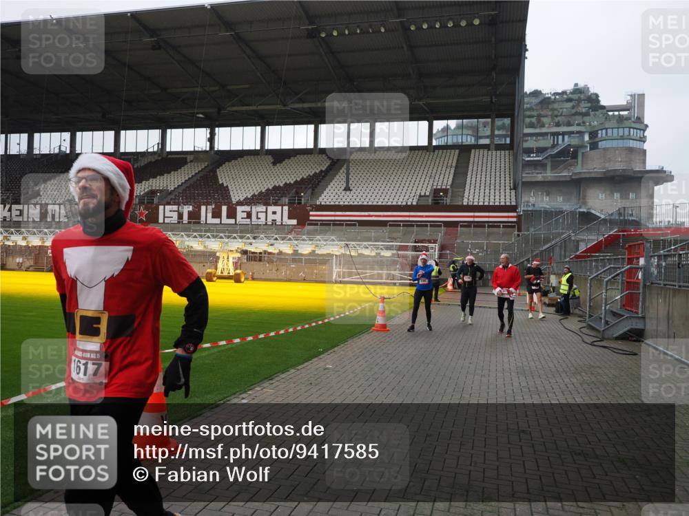 07.12.2025 - St. Pauli X-Mass-Run No. 15 Fabian Wolf http://msf.ph/oto/9417585 07.12.2025 11:19:14 Ziel 295, 302, 1617, 2597, 2788, 3205 meine-sportfotos.de