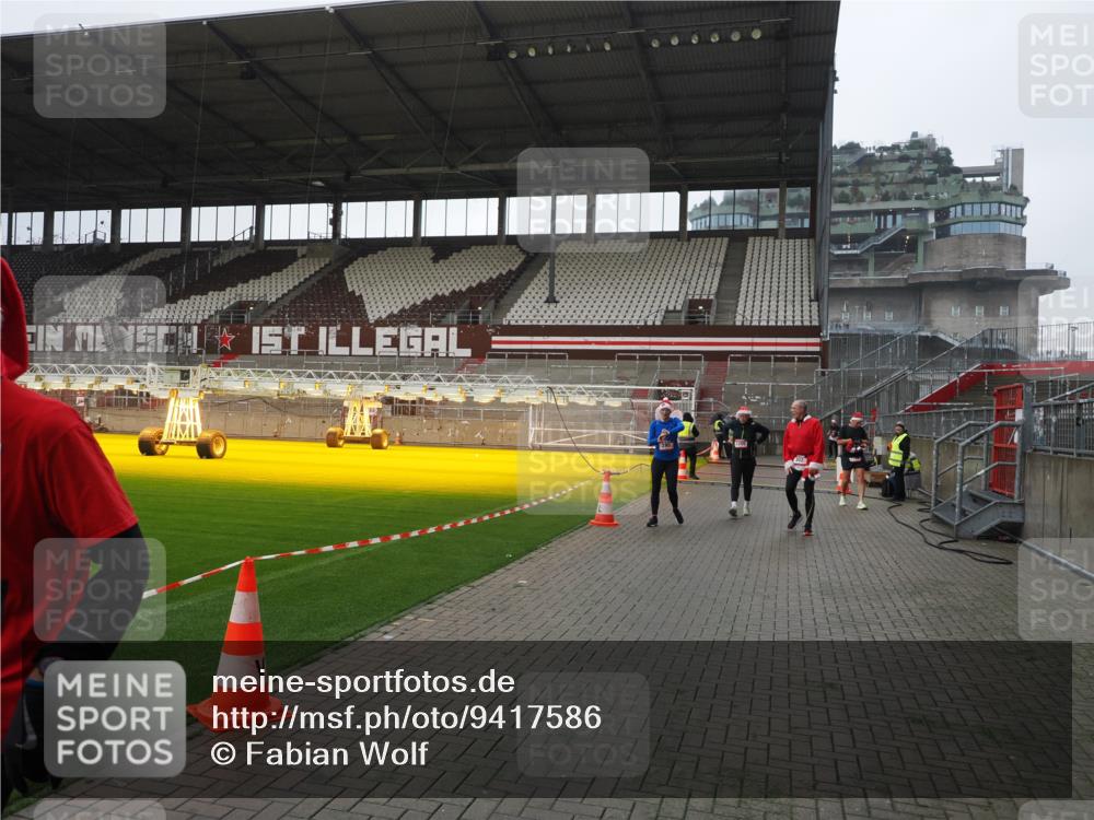07.12.2025 - St. Pauli X-Mass-Run No. 15 Fabian Wolf http://msf.ph/oto/9417586 07.12.2025 11:19:15 Ziel 295, 302, 1617, 2597, 2788, 3205 meine-sportfotos.de