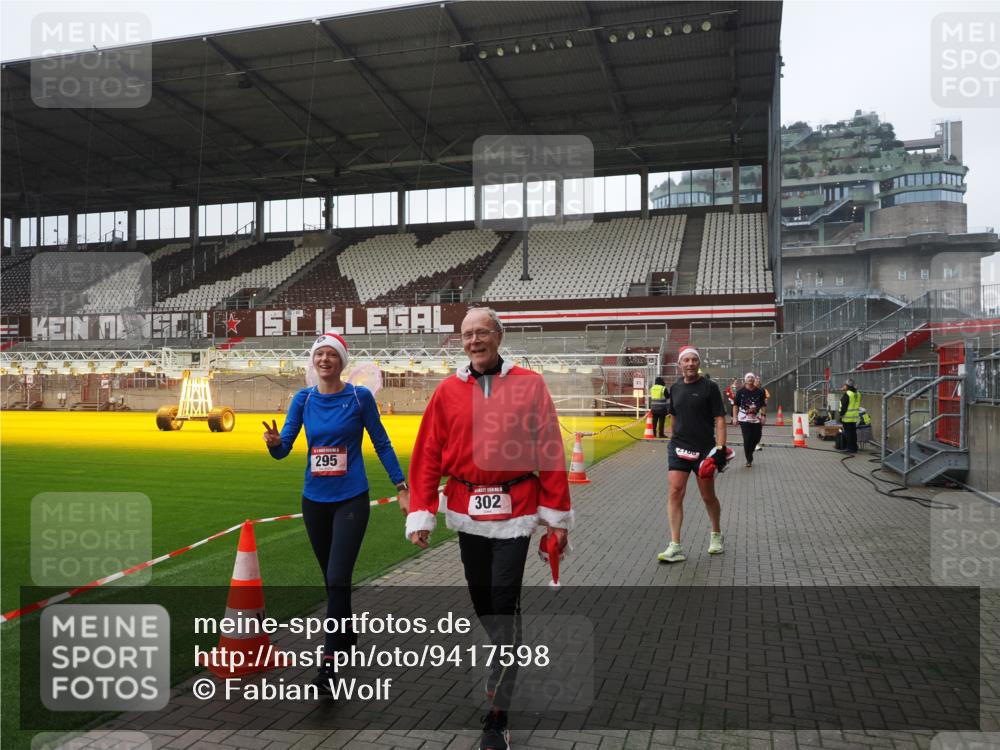 07.12.2025 - St. Pauli X-Mass-Run No. 15 Fabian Wolf http://msf.ph/oto/9417598 07.12.2025 11:19:25 Ziel 295, 302, 797, 1563, 2062, 2597, 2788, 3205 meine-sportfotos.de
