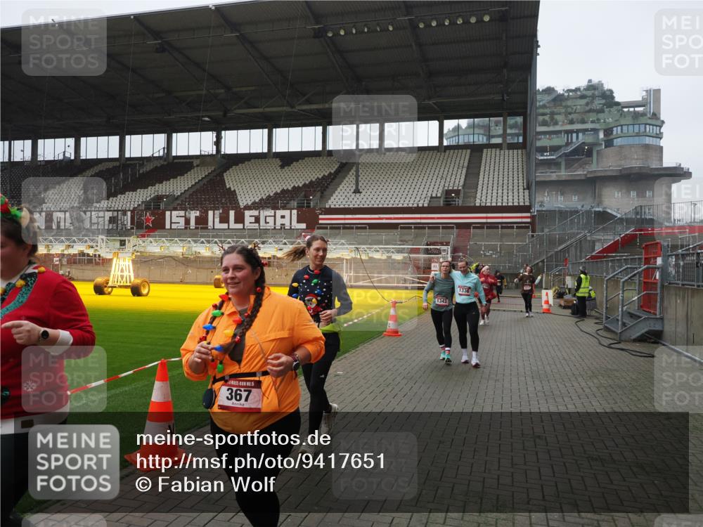 07.12.2025 - St. Pauli X-Mass-Run No. 15 Fabian Wolf http://msf.ph/oto/9417651 07.12.2025 11:19:42 Ziel 367, 373, 1336, 1343, 1563, 2217, 3160, 3822, 3823 meine-sportfotos.de