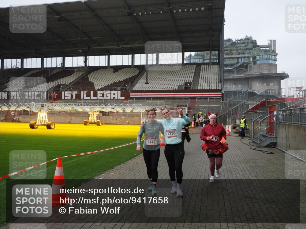07.12.2025 - St. Pauli X-Mass-Run No. 15 Fabian Wolf http://msf.ph/oto/9417658 07.12.2025 11:19:45 Ziel 367, 373, 1336, 1343, 1563, 2217, 2581, 3075, 3160, 3822, 3823 meine-sportfotos.de
