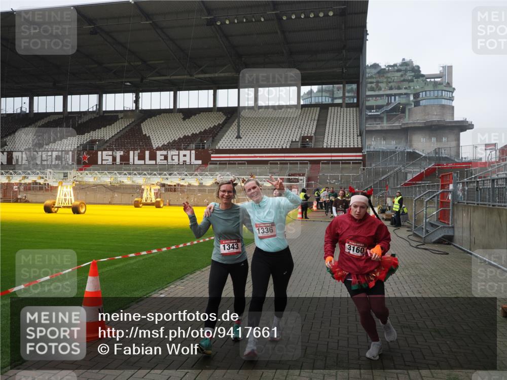 07.12.2025 - St. Pauli X-Mass-Run No. 15 Fabian Wolf http://msf.ph/oto/9417661 07.12.2025 11:19:45 Ziel 367, 373, 1336, 1343, 1563, 2217, 2581, 3075, 3160, 3822, 3823 meine-sportfotos.de