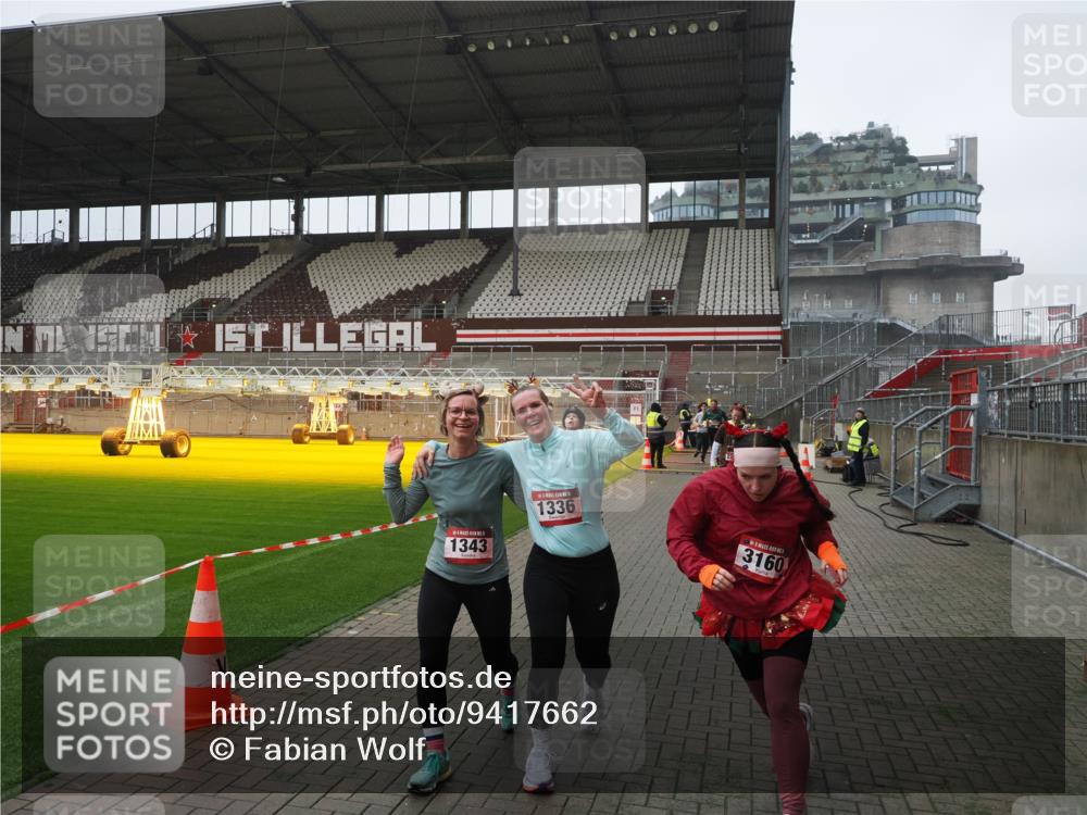 07.12.2025 - St. Pauli X-Mass-Run No. 15 Fabian Wolf http://msf.ph/oto/9417662 07.12.2025 11:19:46 Ziel 367, 373, 1336, 1343, 2217, 2581, 3075, 3160, 3822, 3823 meine-sportfotos.de