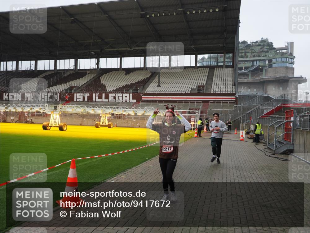 07.12.2025 - St. Pauli X-Mass-Run No. 15 Fabian Wolf http://msf.ph/oto/9417672 07.12.2025 11:19:50 Ziel 1336, 1343, 2217, 2581, 2771, 3075, 3160, 3822, 3823 meine-sportfotos.de