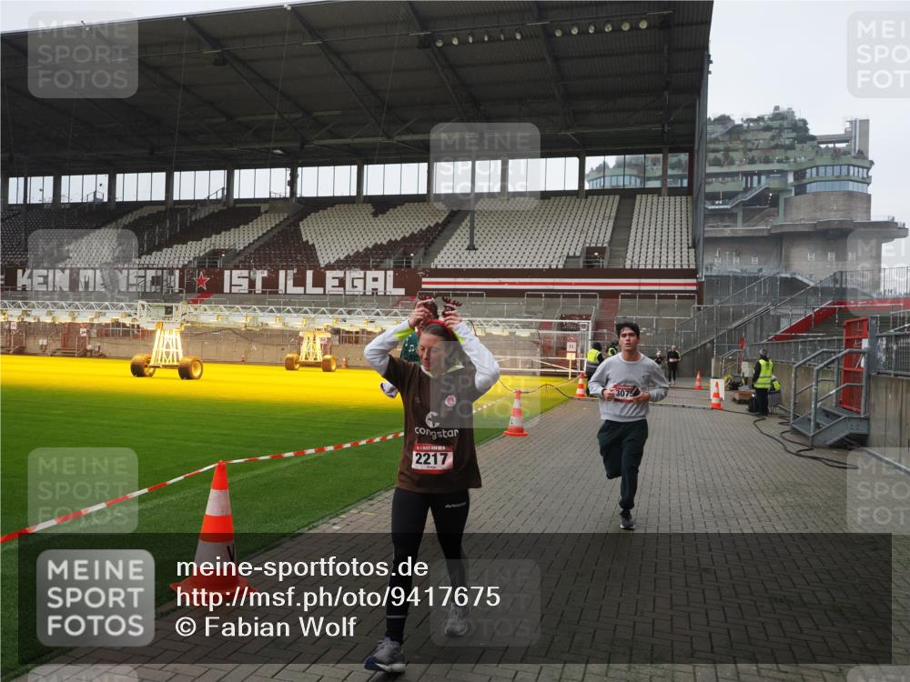 07.12.2025 - St. Pauli X-Mass-Run No. 15 Fabian Wolf http://msf.ph/oto/9417675 07.12.2025 11:19:51 Ziel 1336, 1343, 2217, 2581, 2771, 3075, 3160, 3822, 3823 meine-sportfotos.de