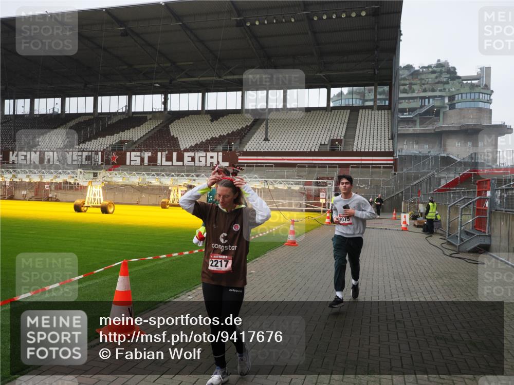 07.12.2025 - St. Pauli X-Mass-Run No. 15 Fabian Wolf http://msf.ph/oto/9417676 07.12.2025 11:19:51 Ziel 1336, 1343, 2217, 2581, 2771, 3075, 3160, 3822, 3823 meine-sportfotos.de