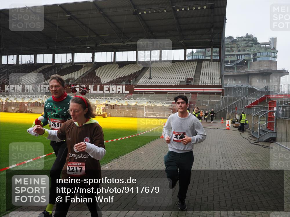 07.12.2025 - St. Pauli X-Mass-Run No. 15 Fabian Wolf http://msf.ph/oto/9417679 07.12.2025 11:19:51 Ziel 1336, 1343, 2217, 2581, 2771, 3075, 3160, 3822, 3823 meine-sportfotos.de