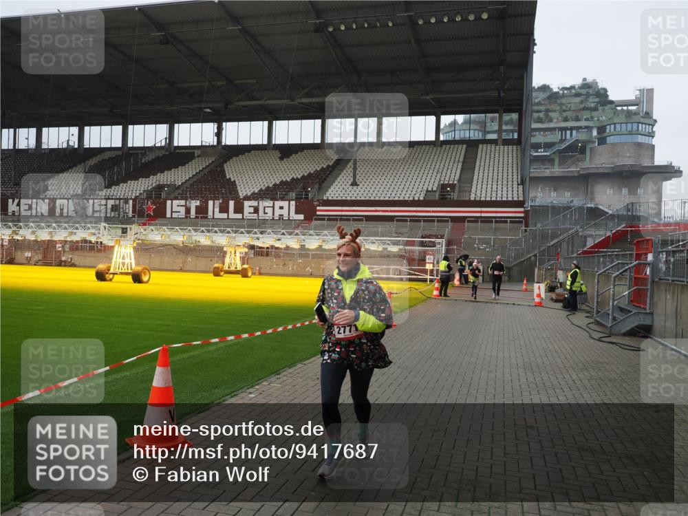 07.12.2025 - St. Pauli X-Mass-Run No. 15 Fabian Wolf http://msf.ph/oto/9417687 07.12.2025 11:19:54 Ziel 2217, 2581, 2771, 3075, 3160, 3170, 3324, 3822, 3823 meine-sportfotos.de
