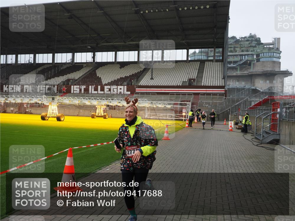 07.12.2025 - St. Pauli X-Mass-Run No. 15 Fabian Wolf http://msf.ph/oto/9417688 07.12.2025 11:19:54 Ziel 2217, 2581, 2771, 3075, 3160, 3170, 3324, 3822, 3823 meine-sportfotos.de