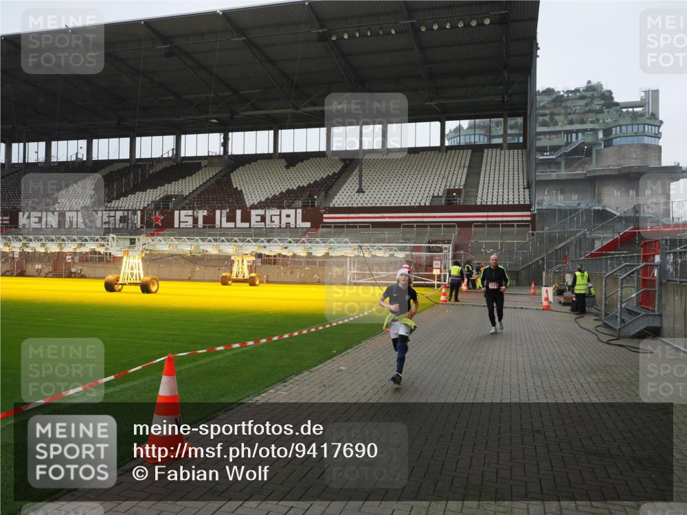 07.12.2025 - St. Pauli X-Mass-Run No. 15 Fabian Wolf http://msf.ph/oto/9417690 07.12.2025 11:19:57 Ziel 2217, 2581, 2771, 3075, 3160, 3170, 3324, 3822, 3823 meine-sportfotos.de