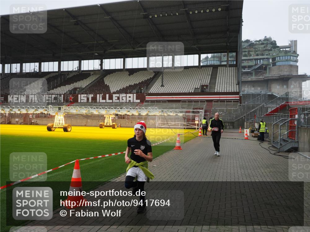 07.12.2025 - St. Pauli X-Mass-Run No. 15 Fabian Wolf http://msf.ph/oto/9417694 07.12.2025 11:19:58 Ziel 2217, 2581, 2771, 3075, 3160, 3170, 3324, 3822, 3823 meine-sportfotos.de