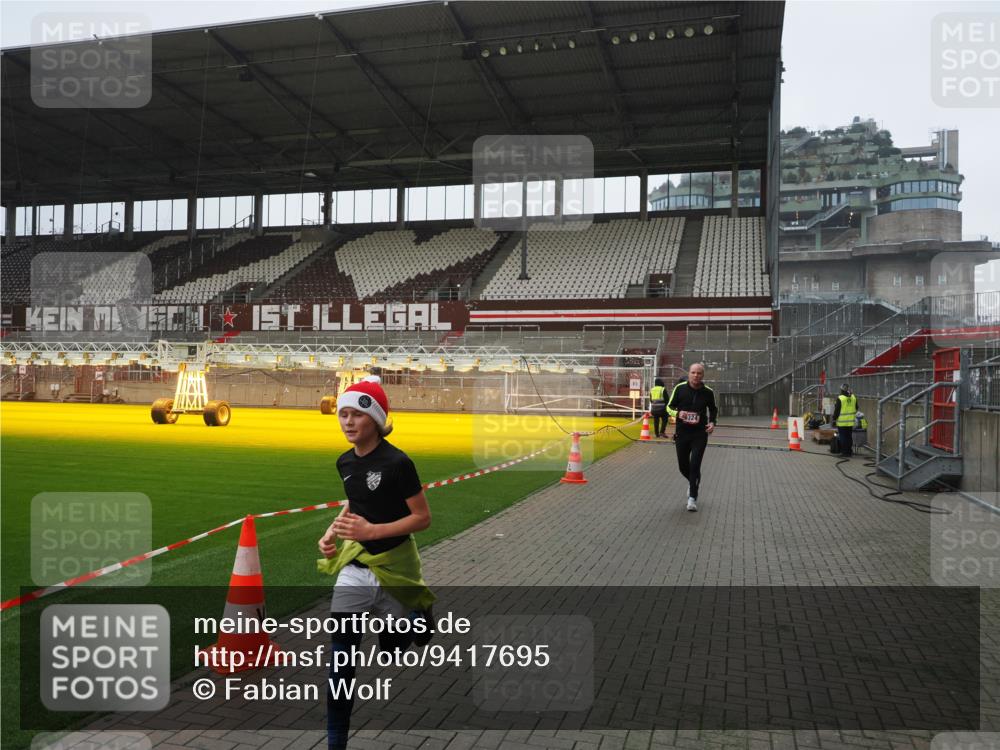 07.12.2025 - St. Pauli X-Mass-Run No. 15 Fabian Wolf http://msf.ph/oto/9417695 07.12.2025 11:19:58 Ziel 2217, 2581, 2771, 3075, 3160, 3170, 3324, 3822, 3823 meine-sportfotos.de