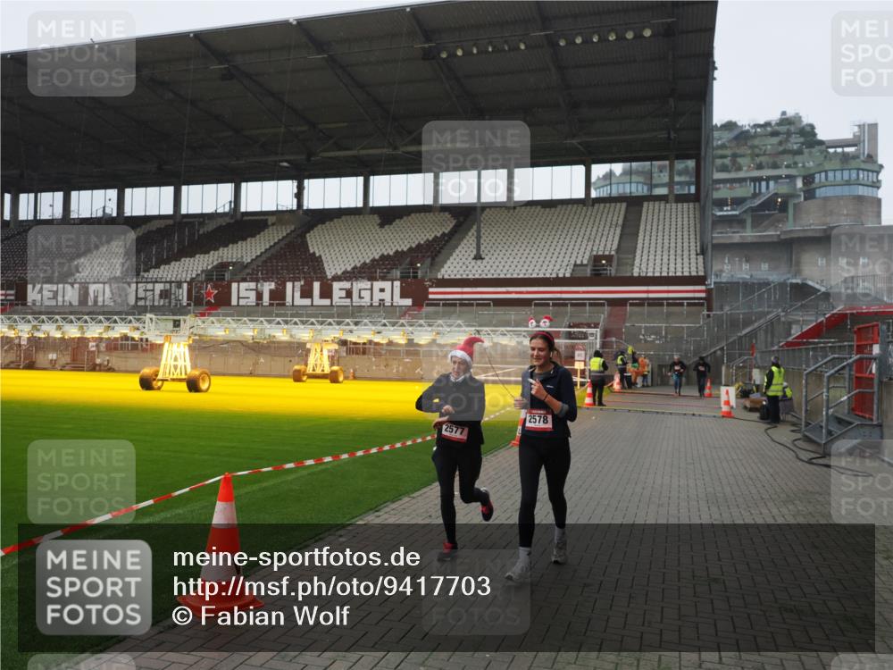 07.12.2025 - St. Pauli X-Mass-Run No. 15 Fabian Wolf http://msf.ph/oto/9417703 07.12.2025 11:20:12 Ziel 2577, 2578, 3170, 3324 meine-sportfotos.de