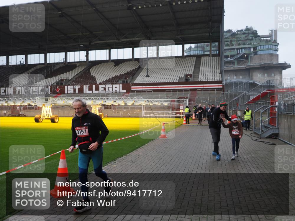 07.12.2025 - St. Pauli X-Mass-Run No. 15 Fabian Wolf http://msf.ph/oto/9417712 07.12.2025 11:20:26 Ziel 1135, 2132, 2134, 2305, 2577, 2578, 3129, 3157, 3309, 4637 meine-sportfotos.de