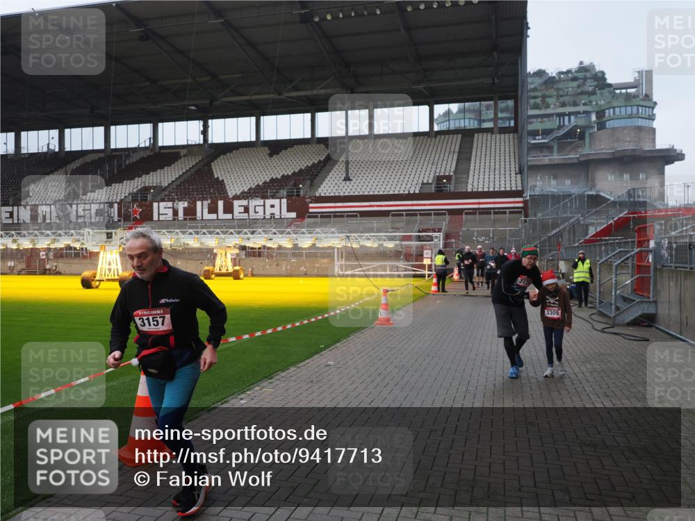 07.12.2025 - St. Pauli X-Mass-Run No. 15 Fabian Wolf http://msf.ph/oto/9417713 07.12.2025 11:20:26 Ziel 1135, 2132, 2134, 2305, 2577, 2578, 3129, 3157, 3309, 4637 meine-sportfotos.de
