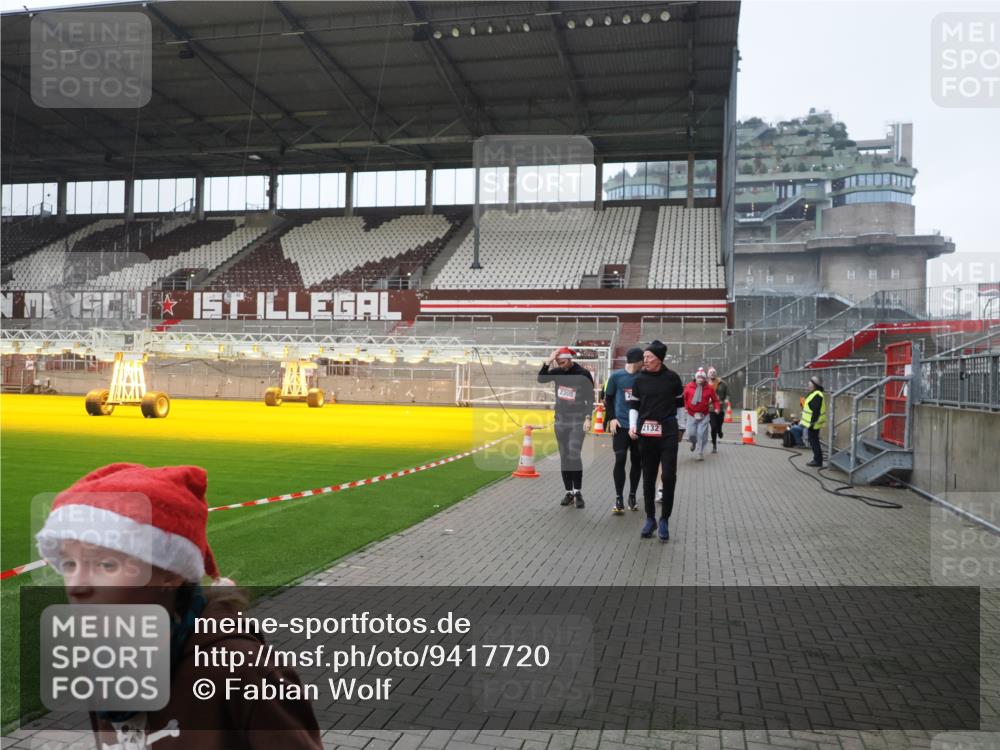 07.12.2025 - St. Pauli X-Mass-Run No. 15 Fabian Wolf http://msf.ph/oto/9417720 07.12.2025 11:20:32 Ziel 1020, 1135, 1614, 2132, 2134, 2242, 2305, 3129, 3157, 3309, 4637 meine-sportfotos.de
