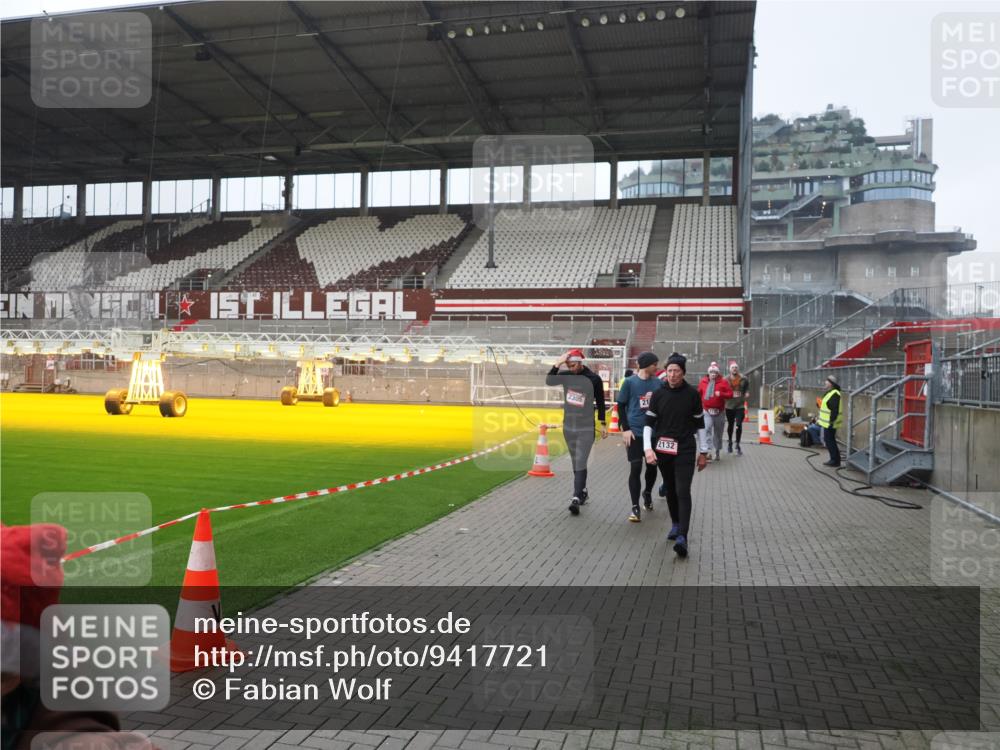 07.12.2025 - St. Pauli X-Mass-Run No. 15 Fabian Wolf http://msf.ph/oto/9417721 07.12.2025 11:20:32 Ziel 1020, 1135, 1614, 2132, 2134, 2242, 2305, 3129, 3157, 3309, 4637 meine-sportfotos.de