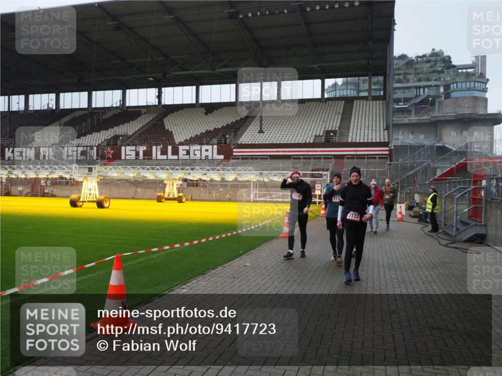 07.12.2025 - St. Pauli X-Mass-Run No. 15 Fabian Wolf http://msf.ph/oto/9417723 07.12.2025 11:20:32 Ziel 1020, 1135, 1614, 2132, 2134, 2242, 2305, 3129, 3157, 3309, 4637 meine-sportfotos.de