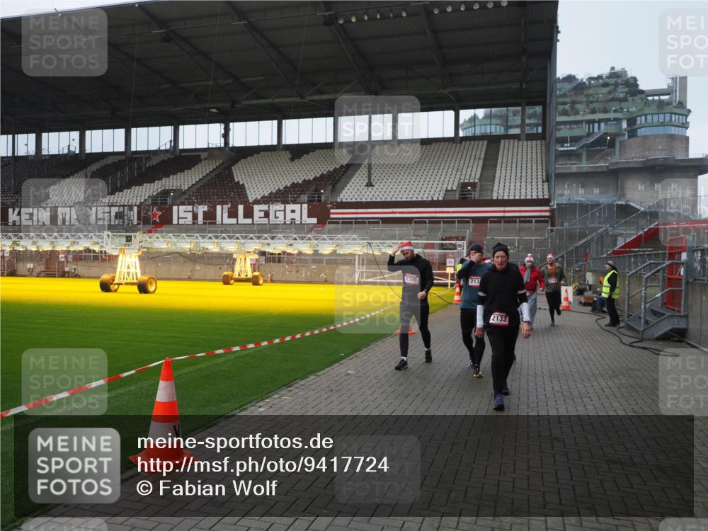 07.12.2025 - St. Pauli X-Mass-Run No. 15 Fabian Wolf http://msf.ph/oto/9417724 07.12.2025 11:20:32 Ziel 1020, 1135, 1614, 2132, 2134, 2242, 2305, 3129, 3157, 3309, 4637 meine-sportfotos.de