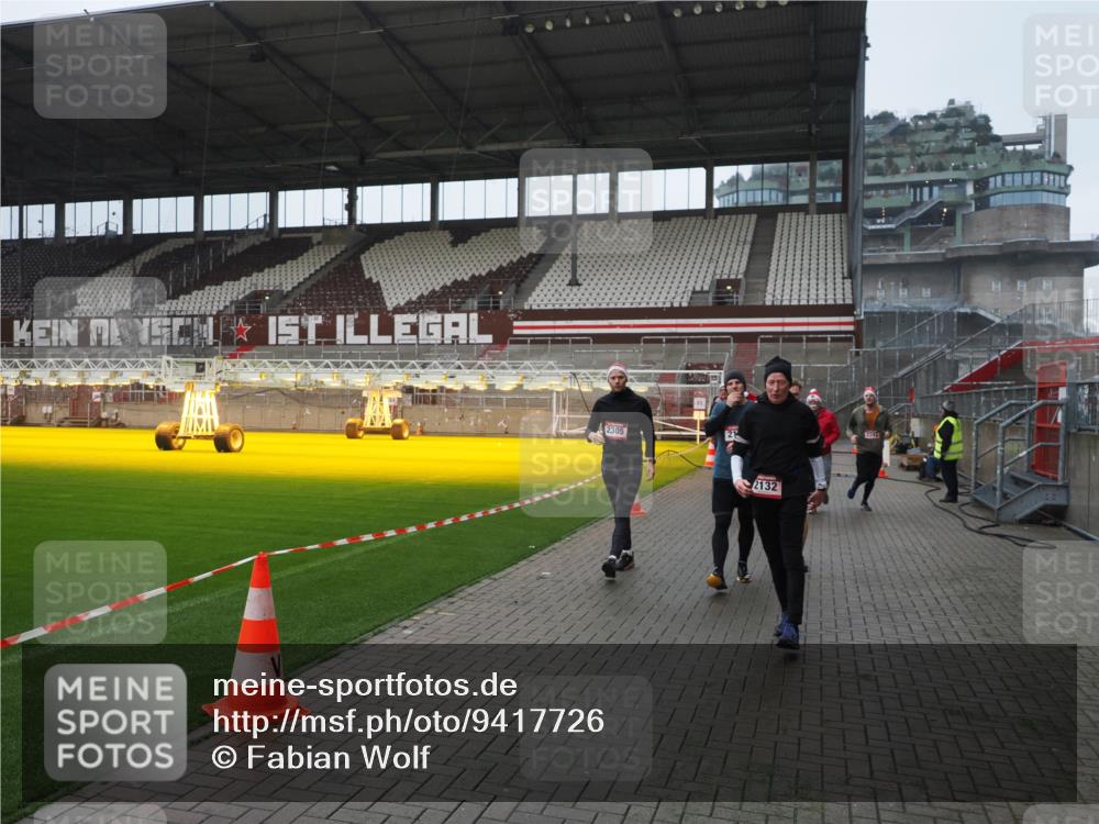 07.12.2025 - St. Pauli X-Mass-Run No. 15 Fabian Wolf http://msf.ph/oto/9417726 07.12.2025 11:20:33 Ziel 1020, 1135, 1614, 2132, 2134, 2242, 2305, 3129, 3157, 3309, 4637 meine-sportfotos.de